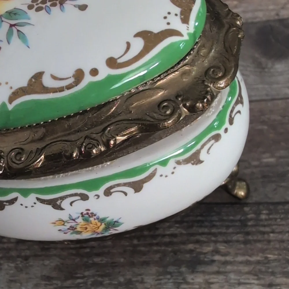 Vintage‎ Heart Jewelery Music Box, Rare Vintage Enamel Metal Footed Trinket Dish